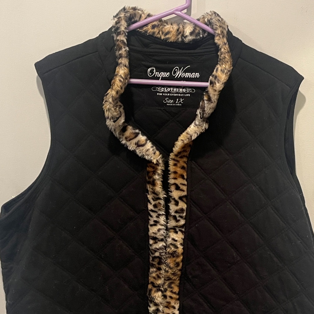 Onque Woman Black Quilted Vest with Faux Fur Animal Print Trim Women’s Size 1X - Picture 3 of 8